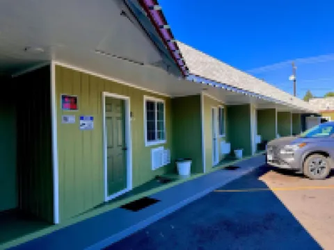 Chalet Motel - Affordable Stay in Central Bend