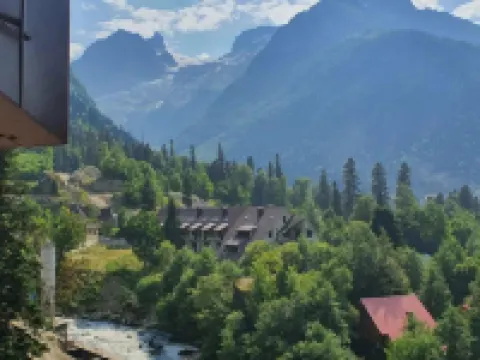 Alpiysky Hotels in Dombay