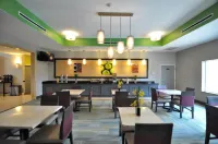 La Quinta Inn & Suites by Wyndham-Brookshire-West Katy - breakfast