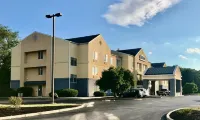 Baymont by Wyndham Chambersburg - parking