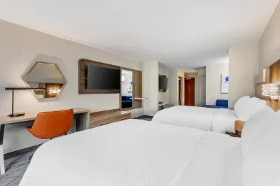 Holiday Inn Express & Suites Camden-I20 (Hwy 521) Các khách sạn gần Camden Wing Shack