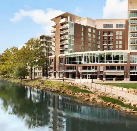 Embassy Suites by Hilton Greenville Downtown Riverplace Отели рядом с достопримечательностью «Театр Warehouse»