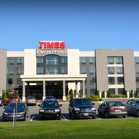 Grand Times Hotel – Aeroport de Quebec Отели рядом с достопримечательностью «Ле-Ривьер»