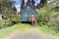 Quiet A-frame Tucked Off the Road in Girdwood - شاليه
