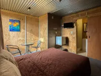 The Crossing Lodge & Backpackers - parking