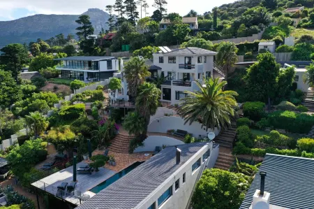 Dreamhouse Guest House Отели рядом с достопримечательностью «Pollsmoor Prison»