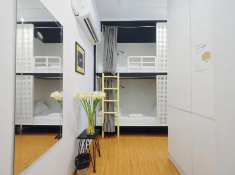 เตียงในหอพักรวมชายหญิง 4 เตียง