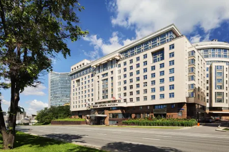 Звезды Арбата Отель и Апартаменты (Москва Марриотт Новый Арбат) Отели рядом с достопримечательностью «Скульптурный ансамбль «Знаки Зодиака»»