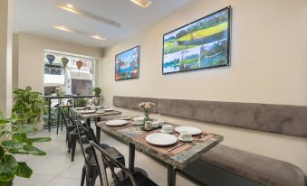 QUEEN CAFE HOTEL & PUB