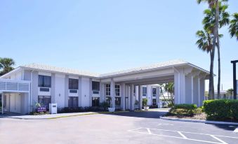 Clarion Inn & Suites Across from Universal Orlando Resort