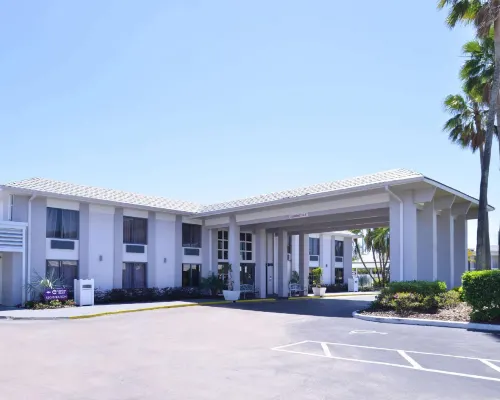 Clarion Inn & Suites Across from Universal Orlando Resort Hotels near Universal Studios Orlando
