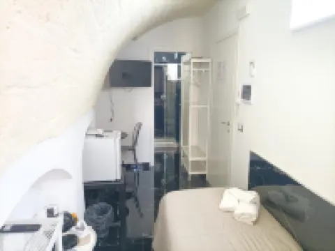 Newhouse Rooms Black & White