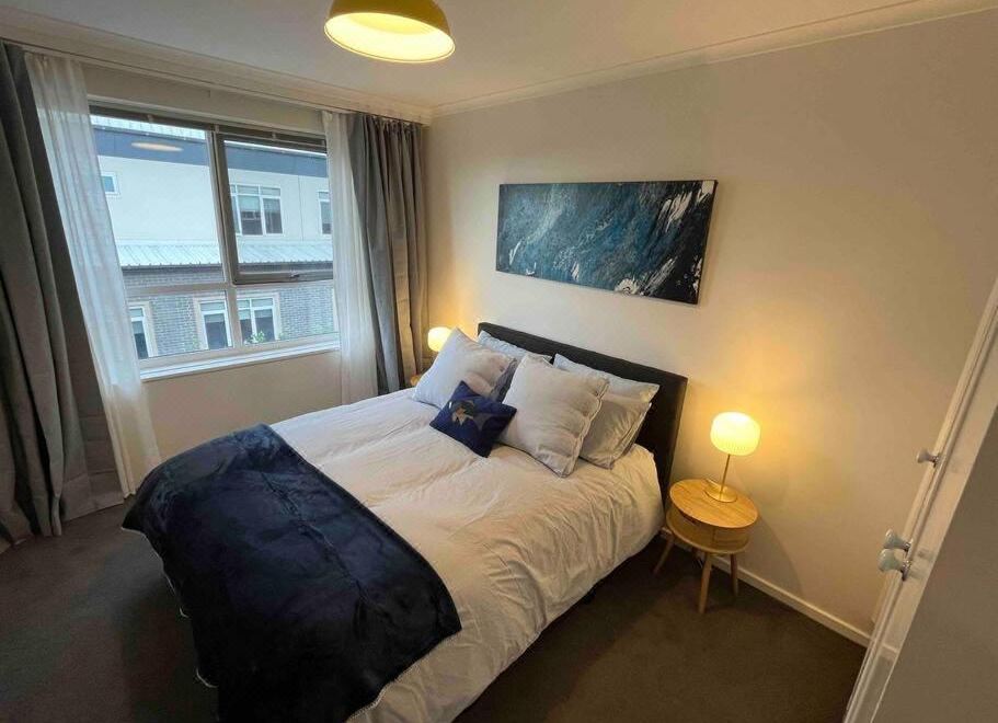 Penthouse in Sandringham with panoramic bay views Images