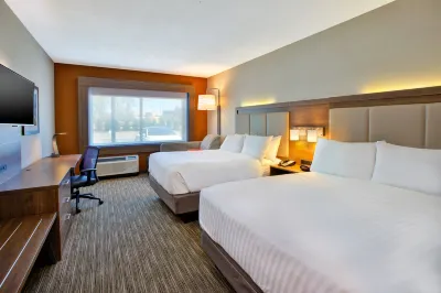 Holiday Inn Express & Suites New Castle Отели рядом с достопримечательностью «Scottish Rite Cathedral»