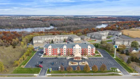 Holiday Inn Express & Suites ST. Cloud Отели рядом с достопримечательностью «Государственный университет Сент-Клауд»