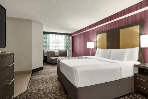 La Quinta Inn & Suites by Wyndham Newark - Elkton Hotels in Elkton