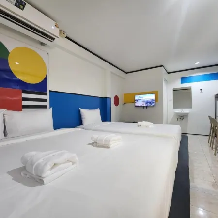 RYB Hostel Phuket Отели рядом с достопримечательностью «Кхао Ранг»