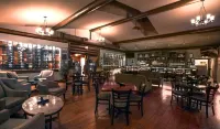Tigh-Na-Mara Seaside Spa Resort - bar