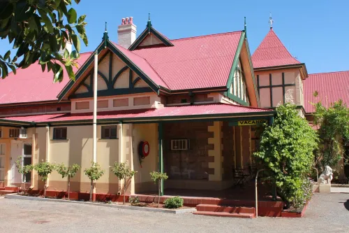 The Lodge Outback Motel