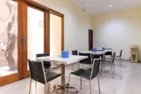 TwoSpaces Living at Toedjoeh Enam Homestay Syariah Karangpilang 호텔