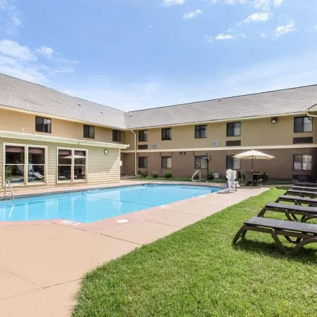 Comfort Inn & Suites - Near Robins Air Force Base Main Gate