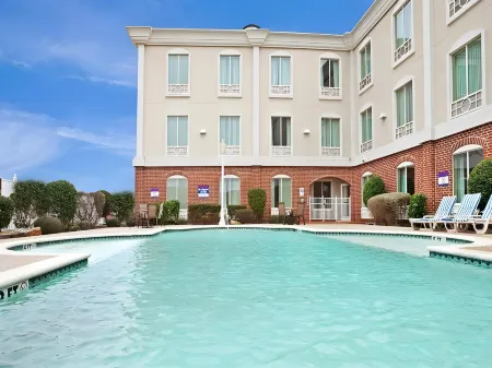 Holiday Inn Express & Suites Waxahachie