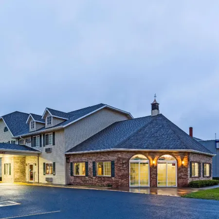 Super 8 by Wyndham Reedsburg