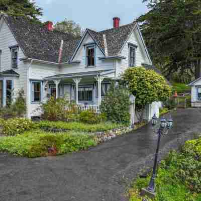 Dennen's Victorian Farmhouse Hotel Exterior