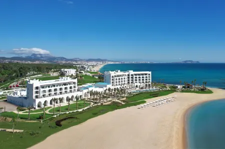The St. Regis la Bahia Blanca Resort, Tamuda Bay Отели рядом с достопримечательностью «Eden Plage»