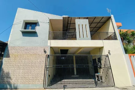 Kanca Homestay Syariah RedPartner Near Gor Untung Suropati Отели в г. Purworejo