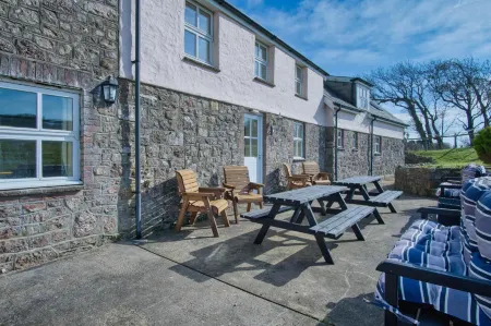 Bunk House - 4 Bedroom - Llangenith Отели в г. Llangennith Llanmadoc and Cheriton
