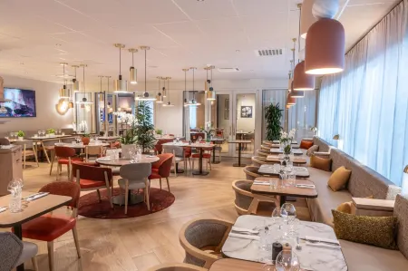 Novotel Angers Lac de Maine Отели рядом с достопримечательностью «Ancien couvent de la Baumette»