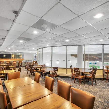 Eastlake Suites Hotel & Conference Center by OYO Urbana