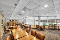 Eastlake Suites Hotel & Conference Center by OYO Urbana - breakfast