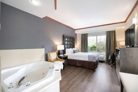 Best Western Plus Northwind Inn  Suites Отели рядом с достопримечательностью «Хокс Вью Уинери»