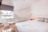 Tooting Broadway Studios & Rooms by PrimeCityHosts Hotels near Pollards Hill Library (Stop G)
