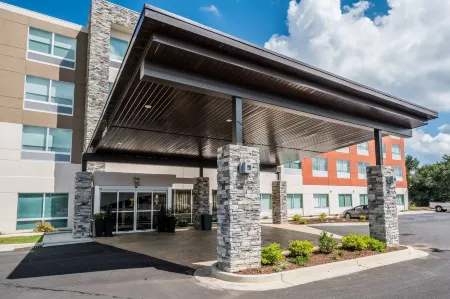 Holiday Inn Express & Suites Commerce