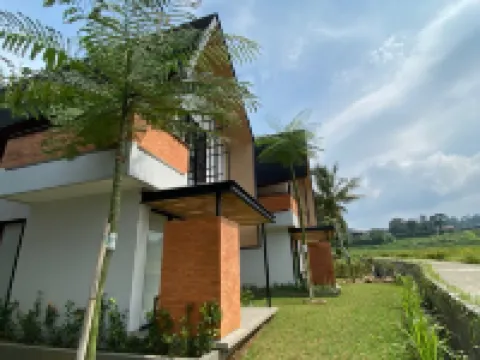 Lenirra Villa & Resto Hotels in Cijeruk