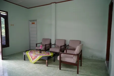 Omah Bogem Homestay Syariah Отели рядом с достопримечательностью «Sari Temple»