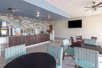 Super 8 by Wyndham Riverside Al - bars