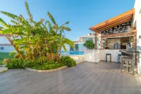 Silver Seahorse Garden Retreat