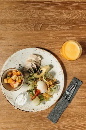 AYS Design Hotel Rosa Khutor (Айс Дизайн отель Роза Хутор) Отели рядом с достопримечательностью «Roza Khutor  Train Station»