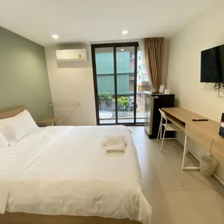 POP Heritage Residence BKK Отели рядом с достопримечательностью «Школа Дебсирин»