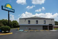 Days Inn by Wyndham Chesapeake Hotels near Canal parking - restroom