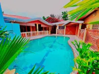 La-Familia Guest House - parking