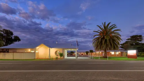 Country Gardens Motor Inn - parking