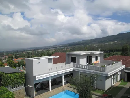 Osmond Villa Resort Отели в г. Лембанг