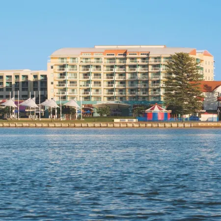 Oaks the Entrance Waterfront Suites
