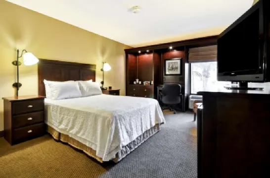 Hampton Inn Charleston/Mt. Pleasant-Patriots Point Hotels near Cold War Submarine Memorial