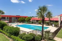 Ramada by Wyndham Santee I-95 - Pools